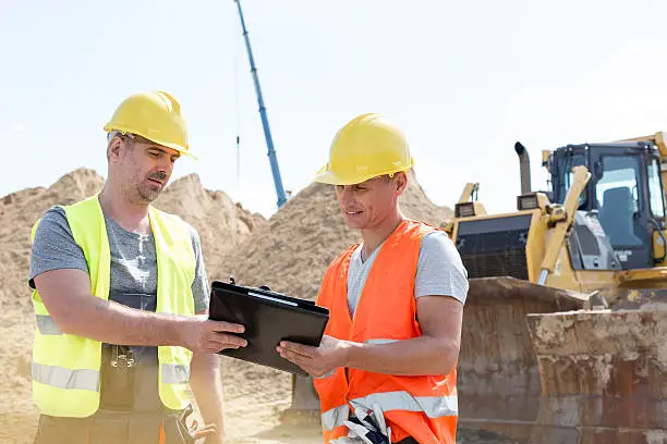 Lire la suite à propos de l’article Optimiser le Recrutement des Conducteurs d’Engins de Chantier en Intérim depuis la Roumanie