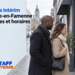 Couple regardant une vitrine d’agence d’intérim sur une rue pavée.