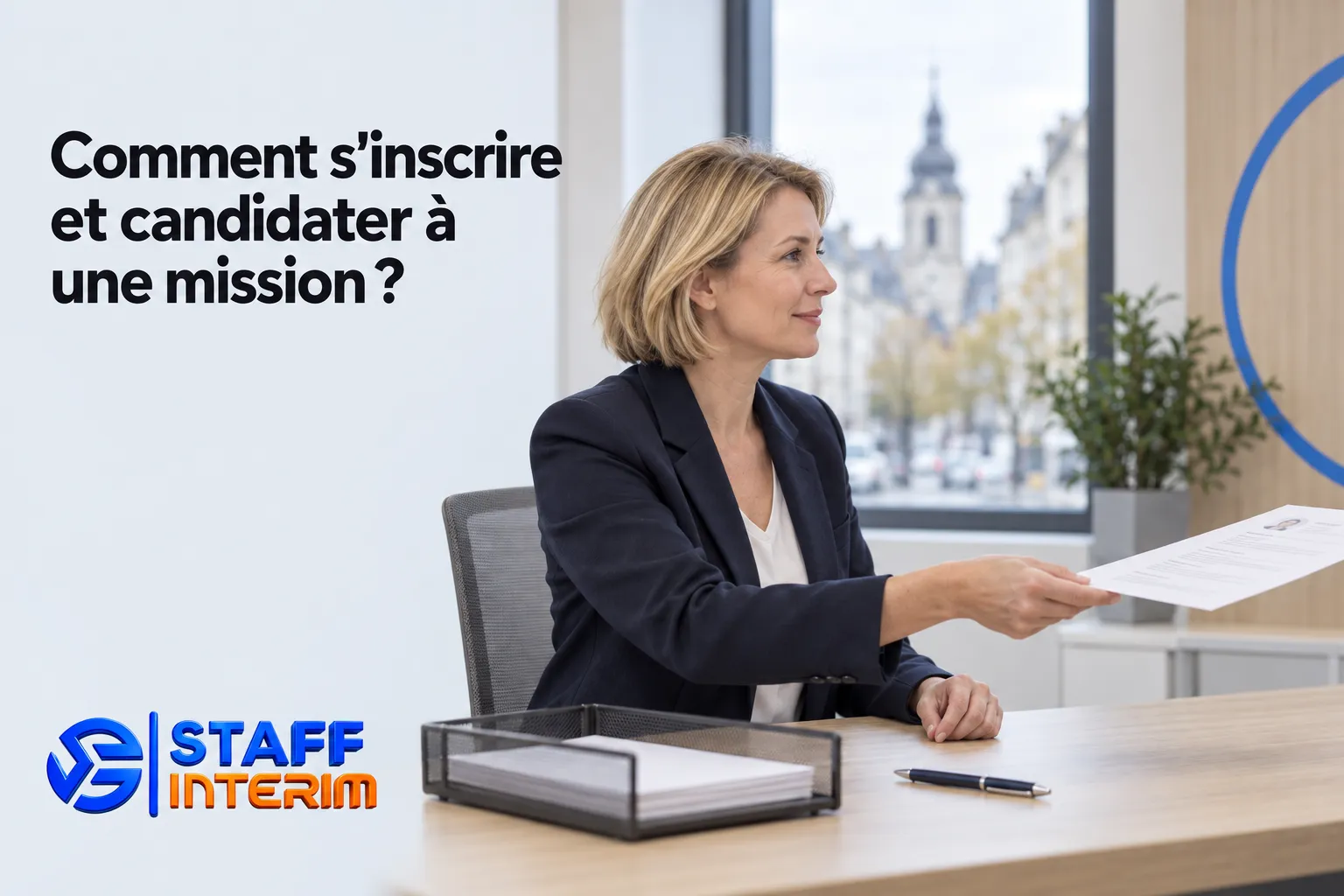 Une femme assise à un bureau remet un document.